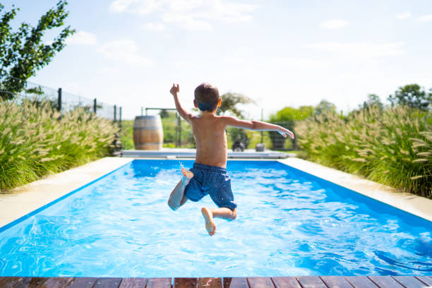 enfant qui saute dans une piscine